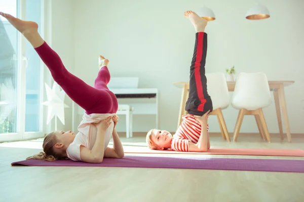 Gelukkig Broers Zussen Kinderen Maken Yoga Thuis Afstoffen Coronavirus Quarantaine — Stockfoto