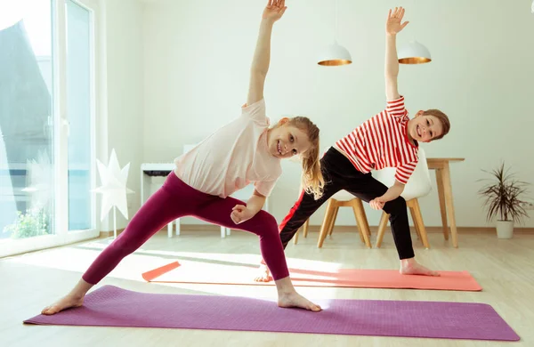 Happy Siblings Children Making Yoga Home Dueing Coronavirus Karanantine — Stock fotografie