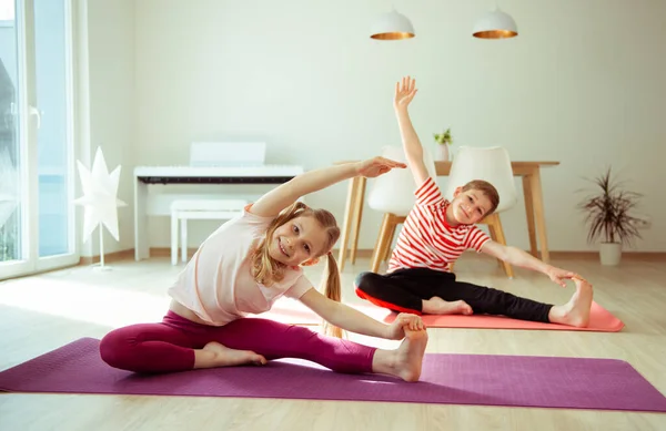 Fratelli Felici Bambini Che Fanno Yoga Casa Dueing Quarantena Coronavirus — Foto Stock