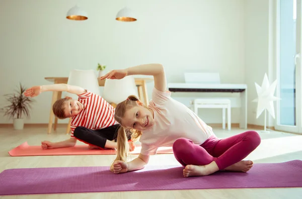 Heureux Frères Sœurs Enfants Faisant Yoga Maison Dueing Coronavirus Quarantaine — Photo