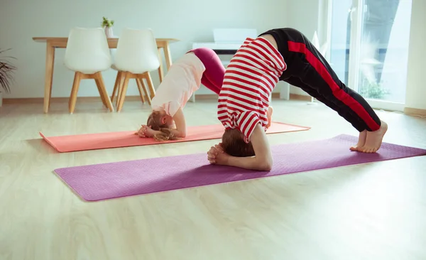 Glückliche Geschwisterkinder Machen Yoga Hause Und Duften Coronavirus Quarantäne — Stockfoto