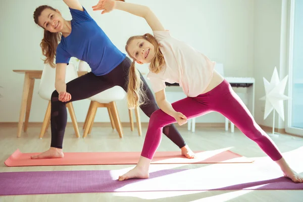 Coronavirus Karantinası Sırasında Sevimli Genç Kızıyla Evde Yoga Yapan Güzel — Stok fotoğraf