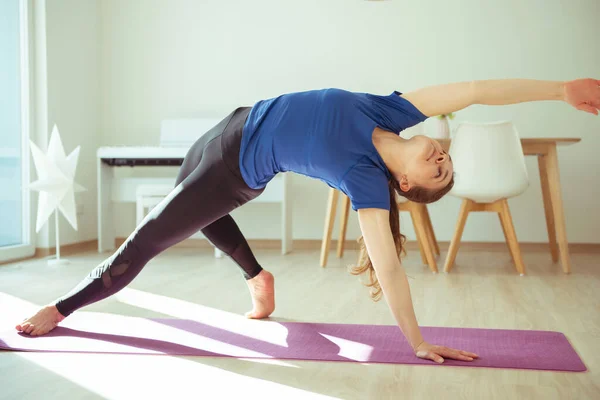 Yoga Training Thuis Als Gevolg Van Coronavirus Quarantaine — Stockfoto