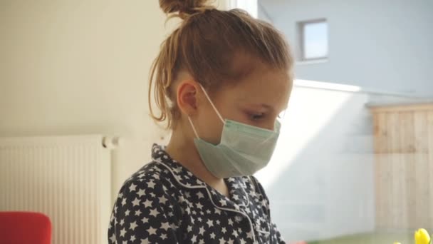 Coronavirus Karantän För Söt Liten Flicka Som Spelar Piano Medicinsk — Stockvideo