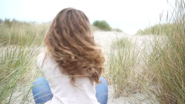 Νεαρή Λευκή Γυναίκα Τραβά Σγουρά Μαλλιά Της Στις Ακτές Της — Αρχείο Βίντεο