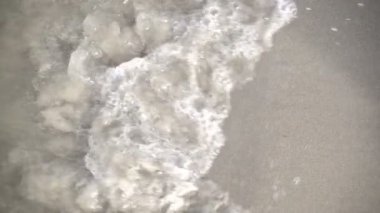 Kuzey Almanya 'da Baltık Denizi' nin kumlu kıyı şeridinde su kapanıyor.