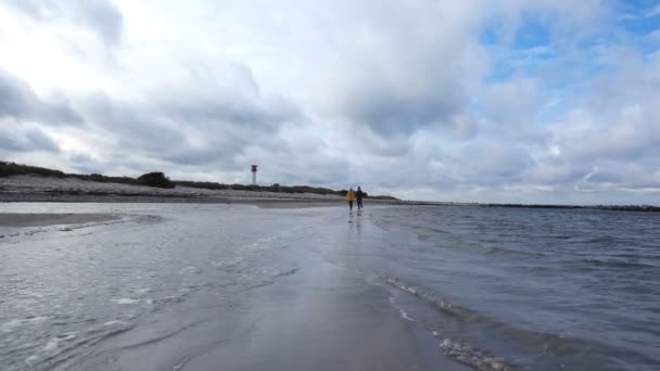 Двое Детей Прогуливаются Побережью Балтийского Моря Резиновых Сапогах — стоковое видео