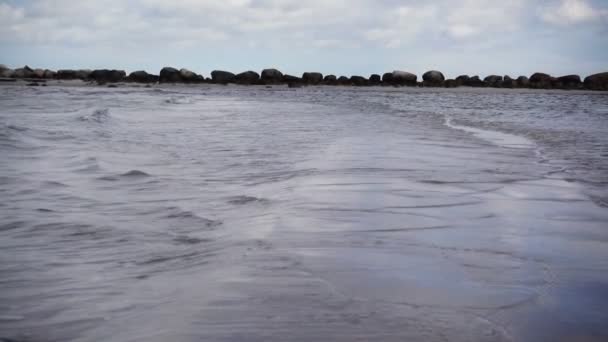 北ドイツのバルト海の砂浜の海岸線での水の閉鎖 — ストック動画
