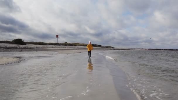 Dvě Děti Kráčející Podél Pobřeží Baltského Moře Gumových Botách — Stock video