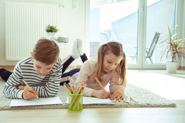 Koronavirüs karantinası nedeniyle erkek ve kız kardeşlere evde eğitim