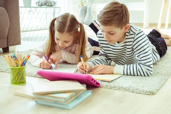 Hemundervisning För Tonårsbror Och Tonårssyster Grund Karantän För Coronavirus — Stockfoto