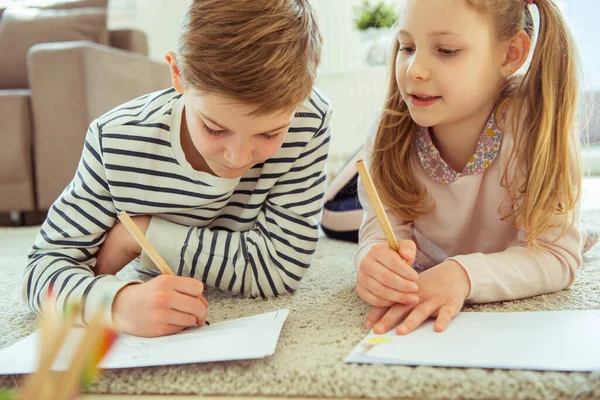 Studentessa Casa Fratello Sorella Adolescenti Causa Della Quarantena Coronavirus — Foto Stock