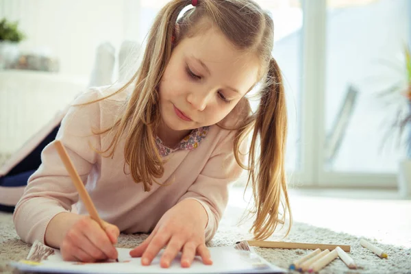 Tonårstjej Som Studerar Isolering Hemma Grund Karantän — Stockfoto