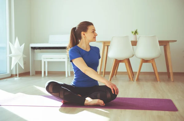 Mujer Joven Haciendo Ejercicios Yoga Autofisolación Casa Debido Cuarentena Del — Foto de Stock