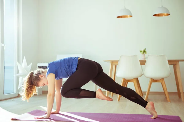 Mujer Joven Haciendo Ejercicios Yoga Autofisolación Casa Debido Cuarentena Del —  Fotos de Stock