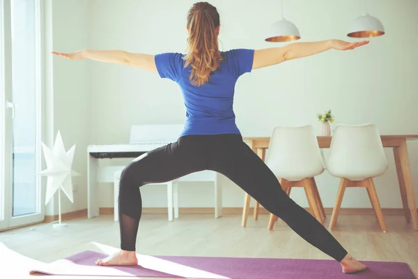 Mujer Joven Haciendo Ejercicios Yoga Autofisolación Casa Debido Cuarentena Del — Foto de Stock