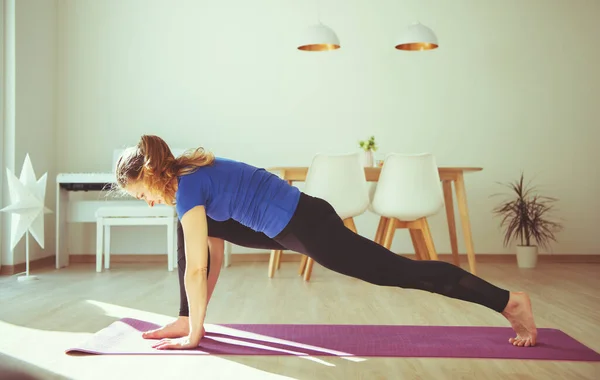 Jonge Vrouw Het Maken Van Yoga Workout Zelffisolatie Thuis Toe — Stockfoto