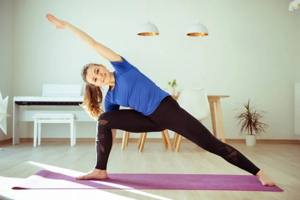 Young Woman Making Yoga Workout Selfisolation Home Due Coronavirus Quarantine — Stock Photo, Image