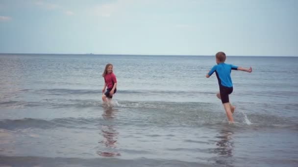 Vidéo Ralenti Deux Enfants Heureux Maillot Bain Néoprène Courant Sur — Video