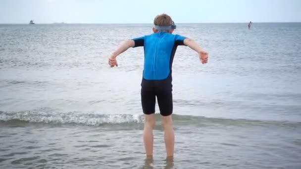 Neoprene Mayo Giymiş Kumsalda Koşan Dalgalarla Kumla Oynayan Mutlu Bir — Stok video