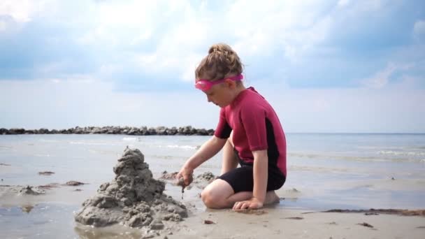 Vídeo Câmera Lenta Menina Muito Feliz Neoprene Swimsuit Edifício Castelo — Vídeo de Stock