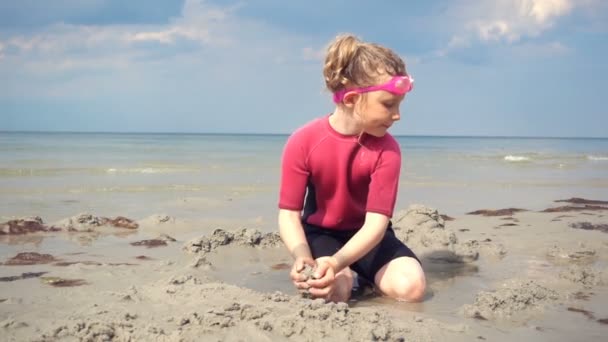 Slow Motion Video Van Vrij Gelukkig Meisje Neopreen Badpak Gebouw — Stockvideo