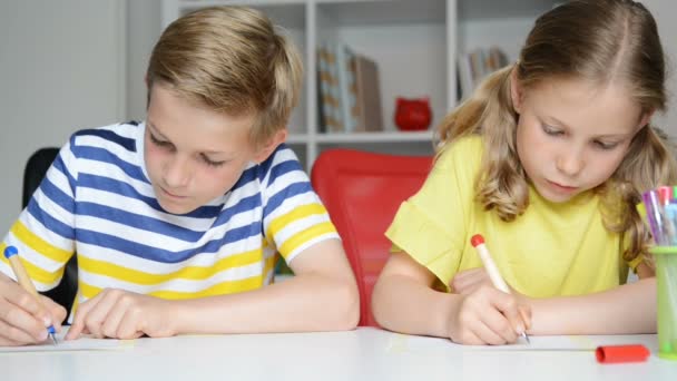 Dos Colegiales Lindos Niño Niña Haciendo Tareas Juntos Casa — Vídeos de Stock