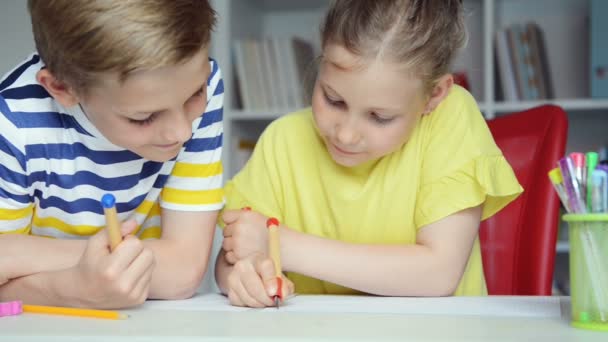 Zwei Süße Schulkinder Jungen Und Mädchen Hausaufgaben Zusammen Hause — Stockvideo