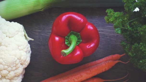 Vídeo Cámara Lenta Cosecha Verduras Otoño Sobre Fondo Madera Vintage — Vídeos de Stock