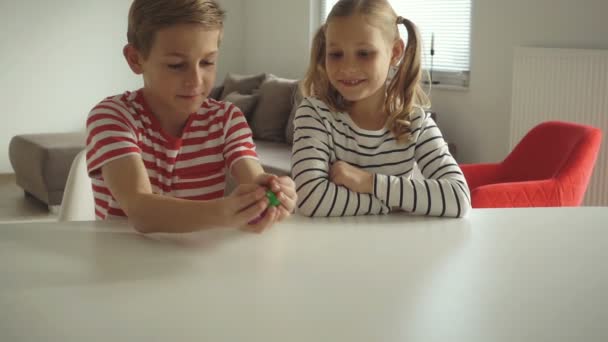 Duas Crianças Felizes Brincando Com Dados Casa — Vídeo de Stock