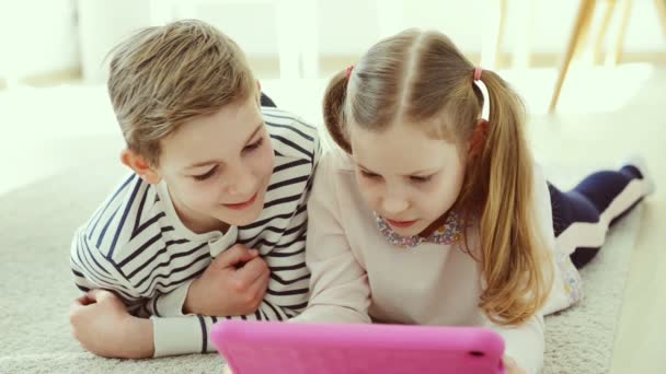 Teenager Studieren Wegen Coronavirus Quarantäne Hause Mit Tablette — Stockvideo