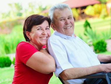 Mutlu yaşlı baba ve 50 yaşındaki kızının huzurevindeki portresi.