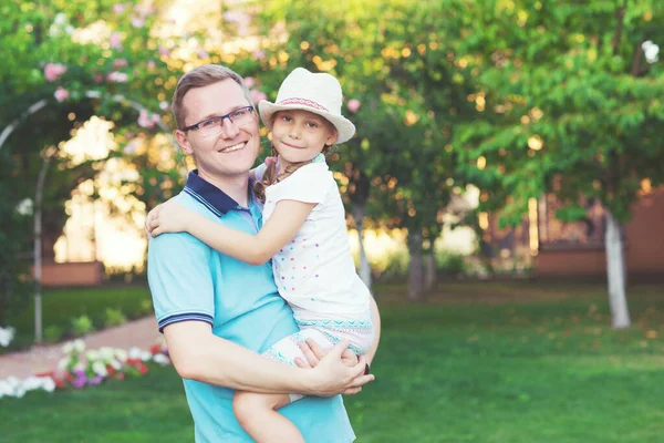 Retrato Feliz Padre Joven Con Pequeña Hija Bonita Divirtiéndose Juntos — Foto de Stock