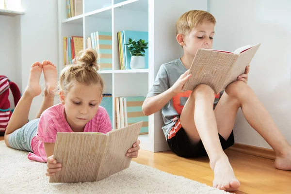 Δύο Ευτυχισμένα Έφηβα Παιδιά Που Σπουδάζουν Στο Σπίτι Εξαιτίας Της — Φωτογραφία Αρχείου