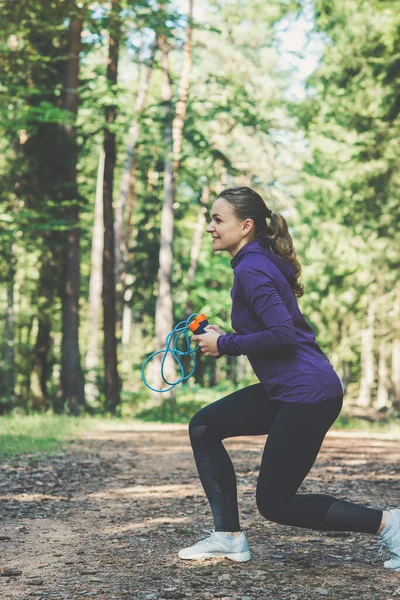 Ung Vacker Kvinna Jogga Och Göra Övningar Den Soliga Skogen — Stockfoto