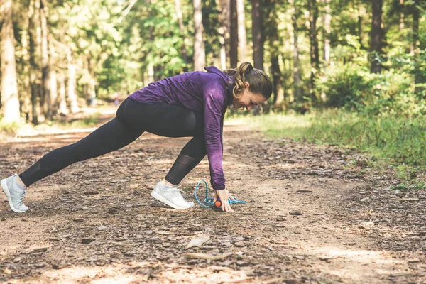 Młoda Piękna Kobieta Jogging Wykonywanie Ćwiczeń Słonecznym Lesie — Zdjęcie stockowe