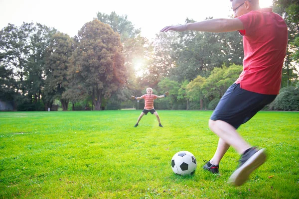 Feliz Joven Padre Jugar Con Pequeño Hijo Fútbol Verde Soleado — Foto de Stock