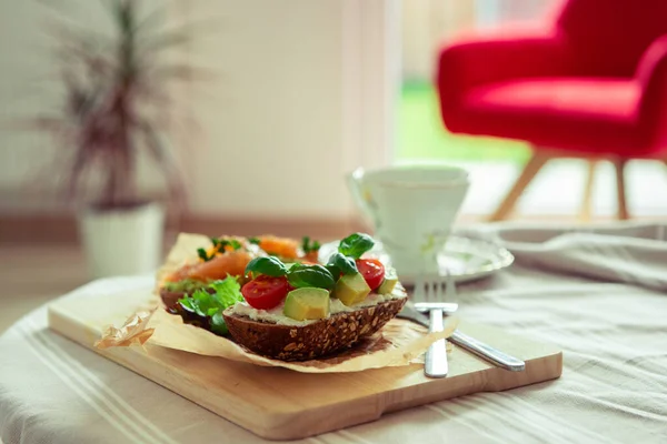 Fullkornsbröd Med Avokado Tomat Och Lax Skärbräda Mysigt Hem — Stockfoto