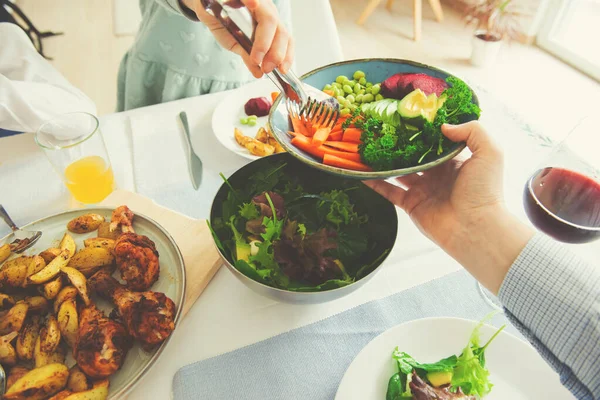 焼き芋と鶏とアボカド 大豆とビートルートとサラダと健康的な家族の夕食の概要写真 — ストック写真