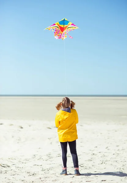 Niña Alegre Corriendo Vestido Playa Con Cometa Día Soleado — Foto de Stock