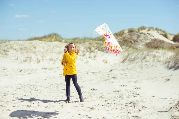 Glada Liten Flicka Som Springer Klänning Stranden Med Drake Solig — Stockfoto