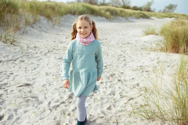 バルト海のビーチで晴れた日にドレスでかなり陽気な女の子の肖像画 — ストック写真