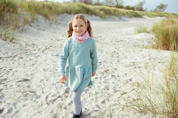 Portrait Jolie Petite Fille Gaie Robe Lors Une Journée Ensoleillée — Photo