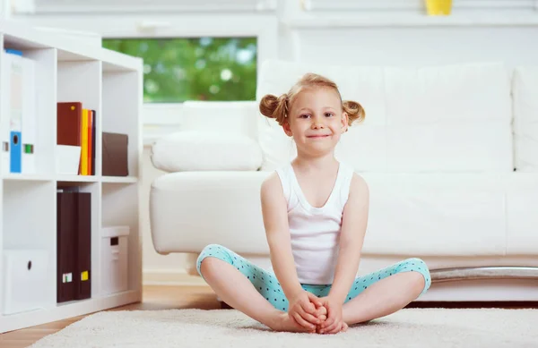 Nettes Kleines Mädchen Macht Morgens Übungen Und Yoga Hause — Stockfoto