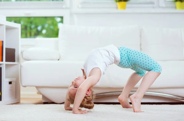 Evde Sabah Egzersizi Yoga Yapan Sevimli Küçük Kız Çocuğu — Stok fotoğraf