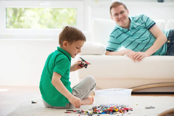 快乐的父亲和儿子在家里玩方块 — 图库照片