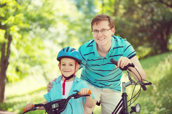 Gelukkig Vader Zoon Rijden Fiets Het Zomerpark — Stockfoto