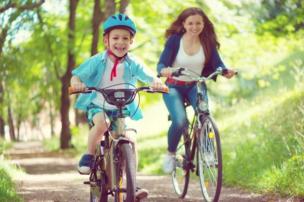 Happy Young Mother Her Little Son Ride Bikes Summer Park — Stock Photo, Image