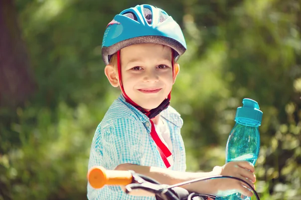 Niedlicher Kleiner Junge Mit Helm Auf Fahrrad Wald — Stockfoto