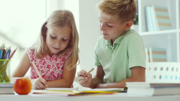 Niedliche Schulkinder Hausaufgabenbetreuung Während Der Coronavirus Quarantäne — Stockvideo